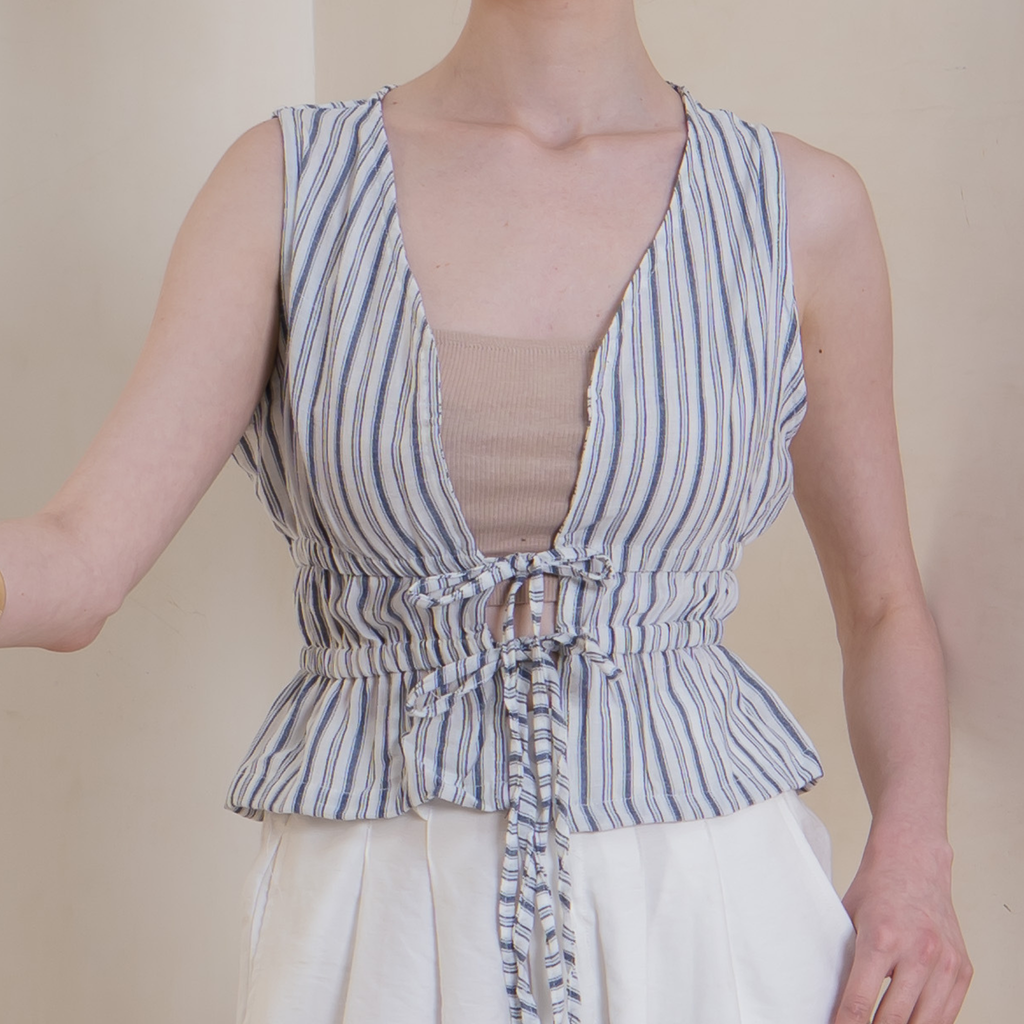 Leonnie Vneck Top
