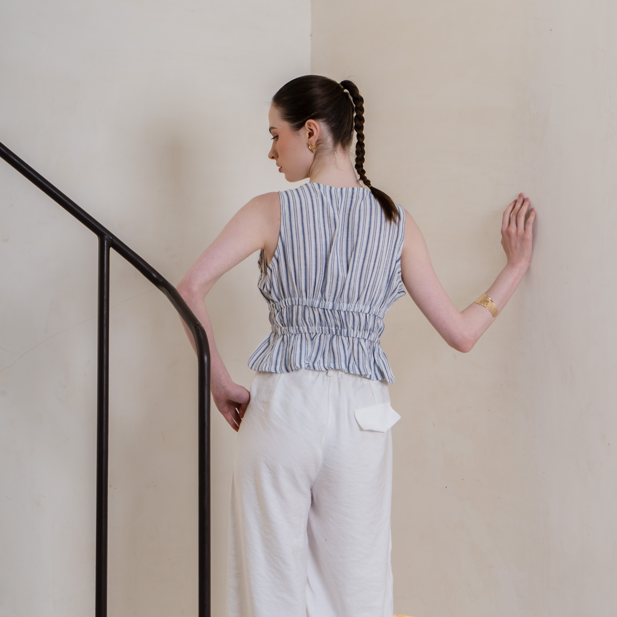 Leonnie Vneck Top