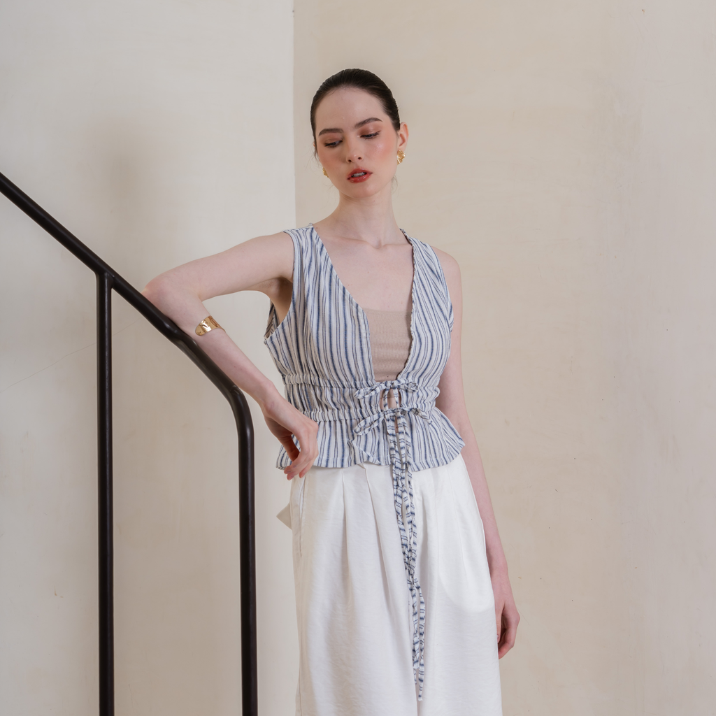 Leonnie Vneck Top