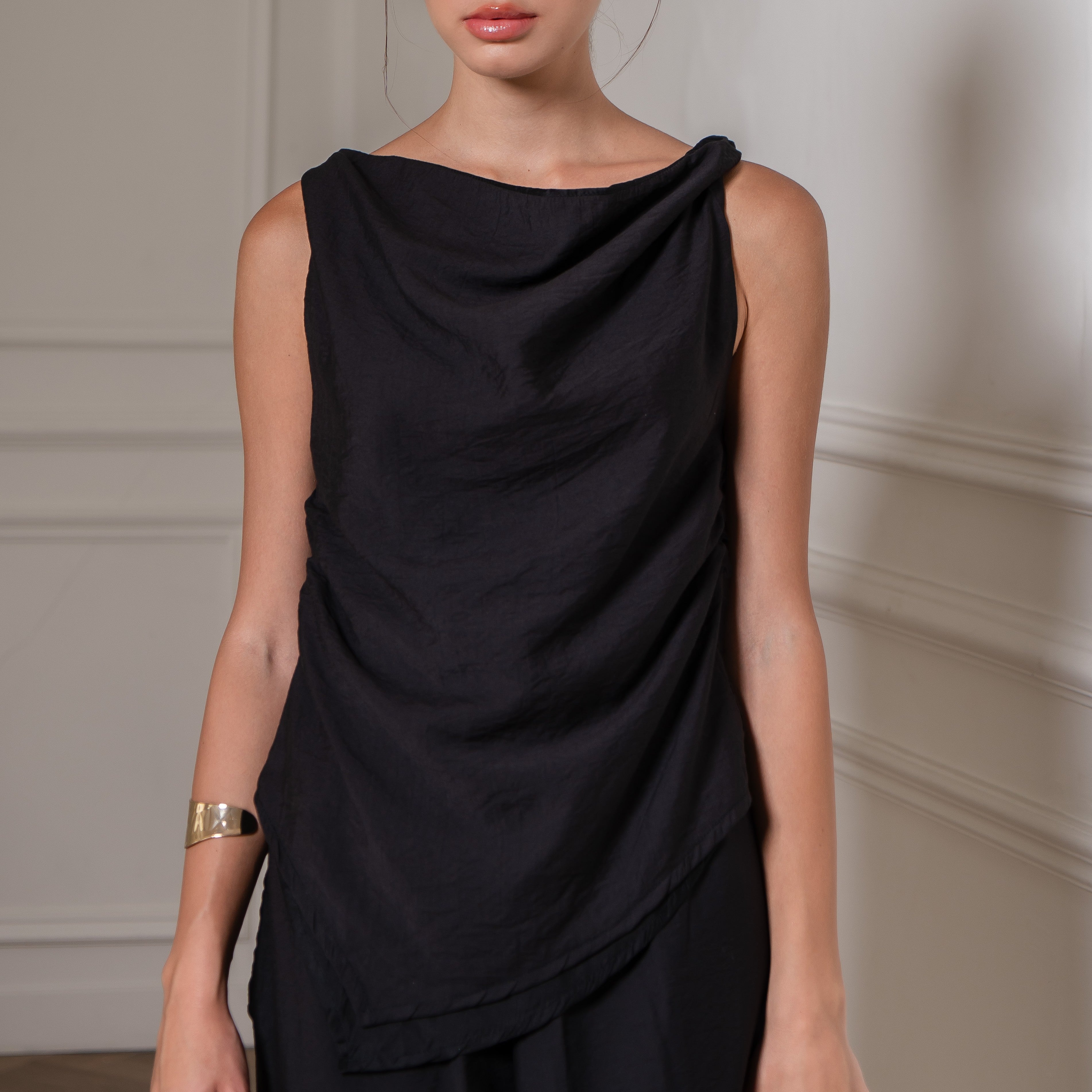 Zaira Sleeveles Top